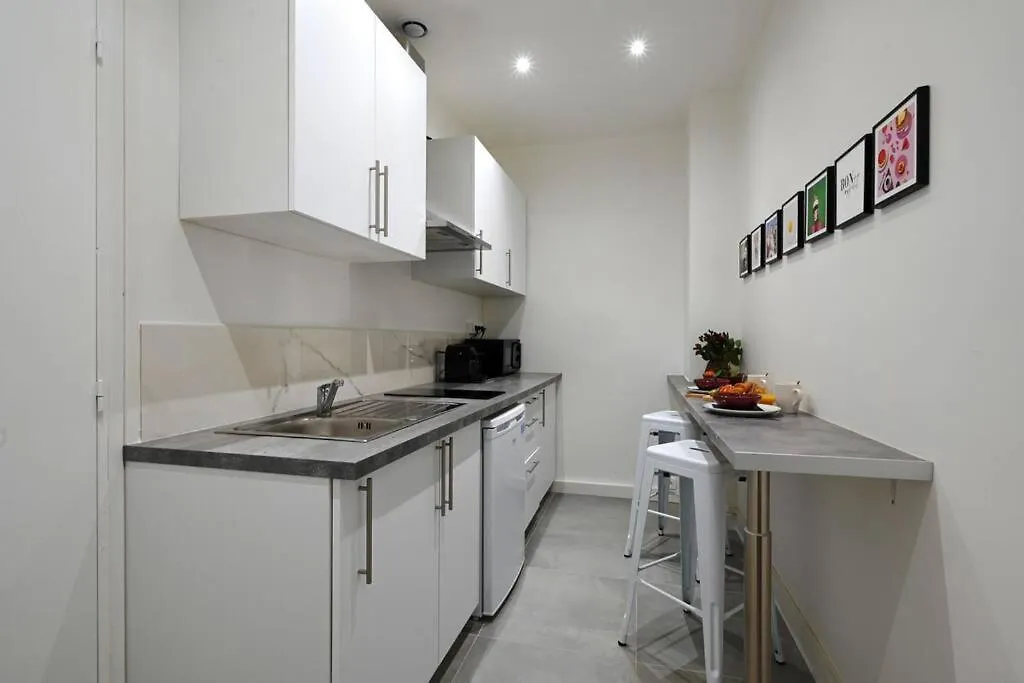Fresh & Floral - Large Studio For 4 - Batignolles Apartment